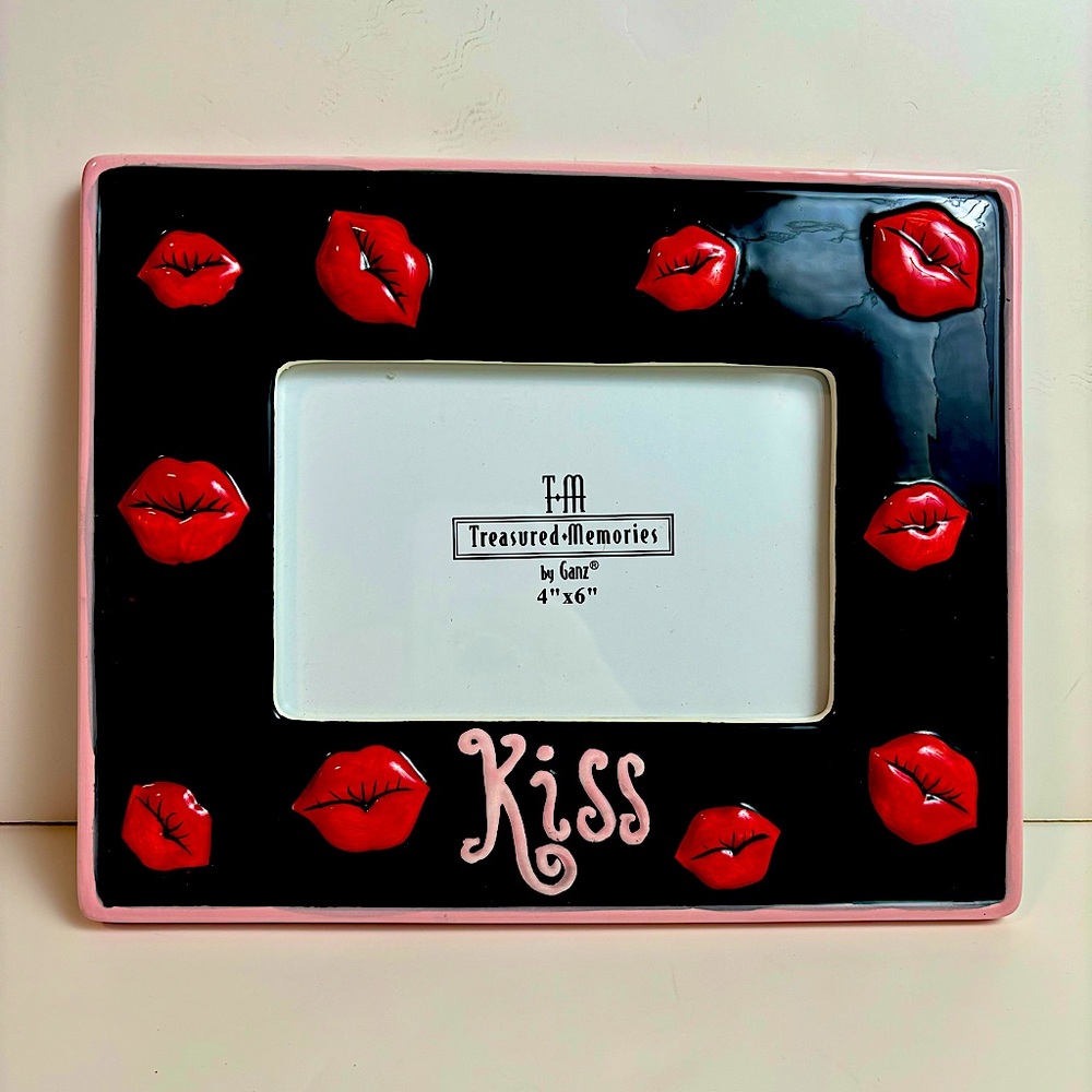 Kiss Frame By Treasured Memories Fits 4”X6” Photo